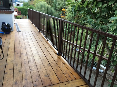 trex reveal deck rail with balusters and
                      additional feet in place